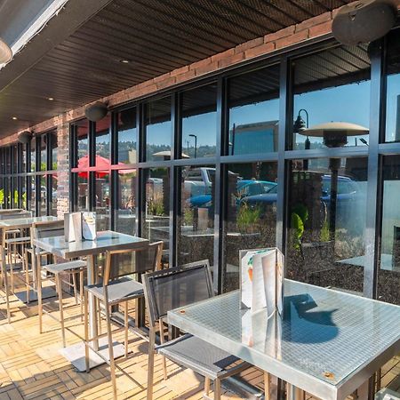 Sandman Signature Kamloops Hotel Exterior foto
