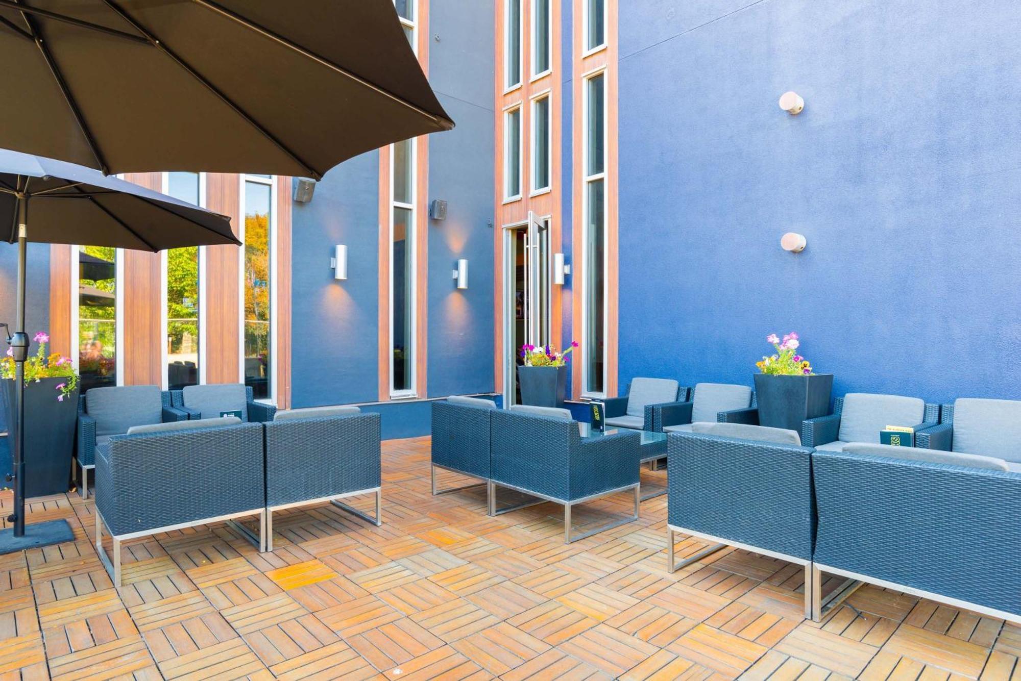 Sandman Signature Kamloops Hotel Exterior foto